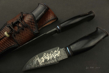 Čepel nerezový sendvič, elmax na ostrí, cca 132mm / Rukovať titán, meď a buvolí roh / Púzdro hovadzina / Cena: 500eur