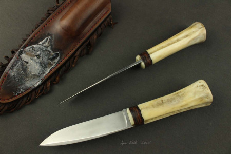 Biely tesák /nerezová ocel N690, 60 HRC, plochý výbrus Dížka: 127 mm, 3.5 mm hrúbka, 240 mm celkom / Rukovať: kosť, koža/  Púzdro: hovadzia koža / Cena: 270e